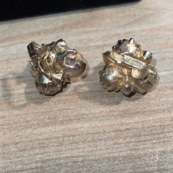 Vogue Cluster Stone Bead Clip Earrings 1” Gold Tone Crystal - Picture 5 of 6